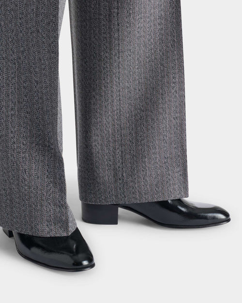 PANTALON LARGE EN SERGÉ DE LAINE VIERGE 4-PLY - GRIS À CHEVRONS ET RAYURES - Husbands Paris - 1