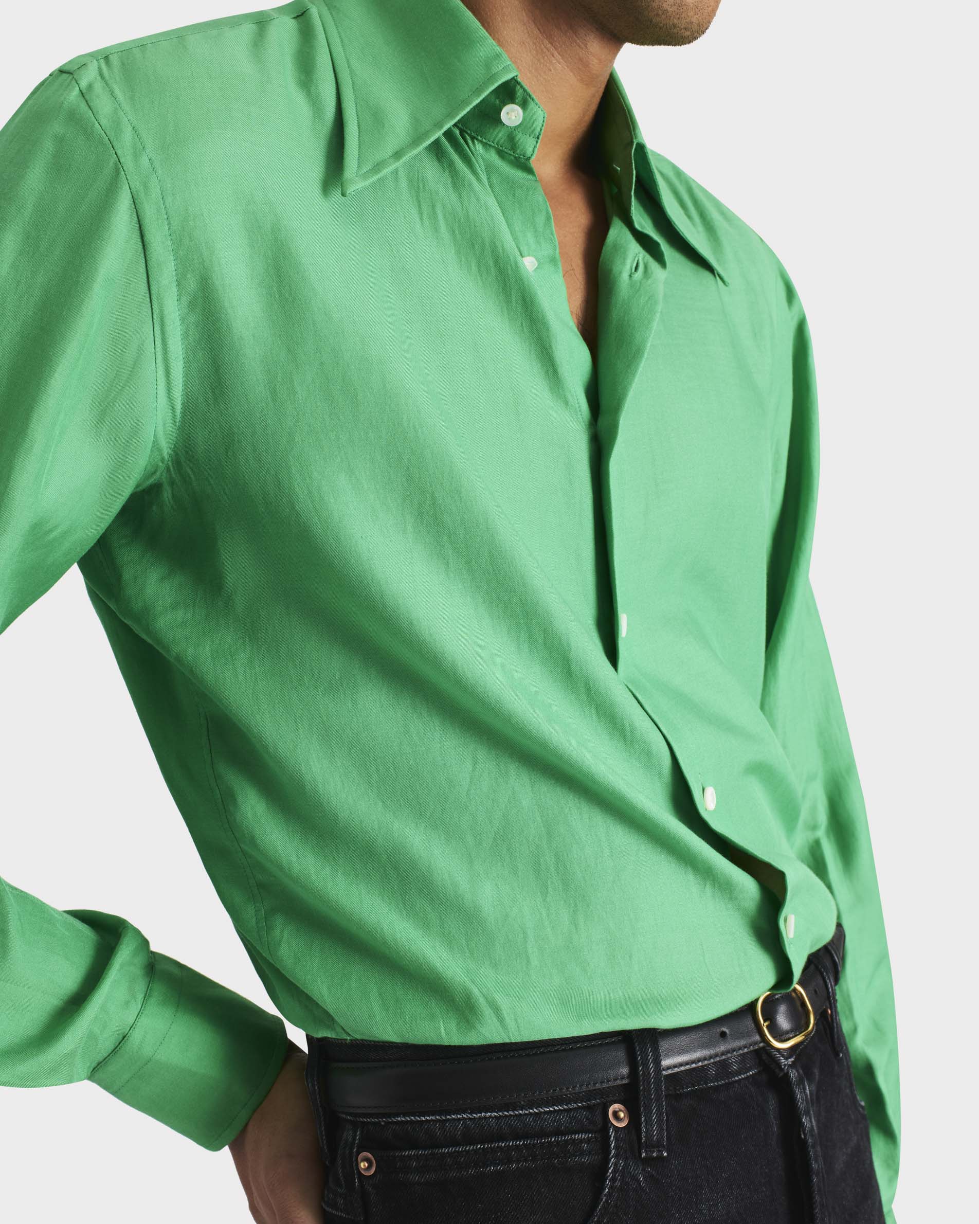 HUSBANDS PARIS cotton satin shirt エメラルド WIDE COLLAR SHIRT IN COTTON AND SILK - KELLY GREEN | Husbands Paris