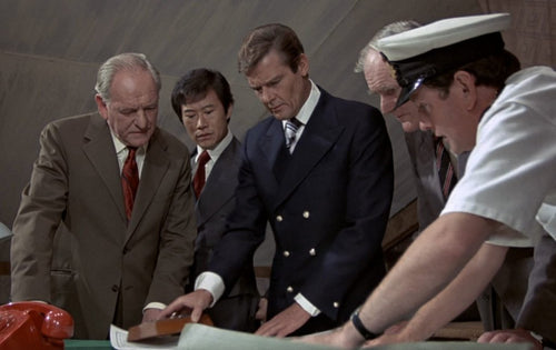 MOORE, roger, act. The man with the golden gun, dir. HAMILTON, guy. 