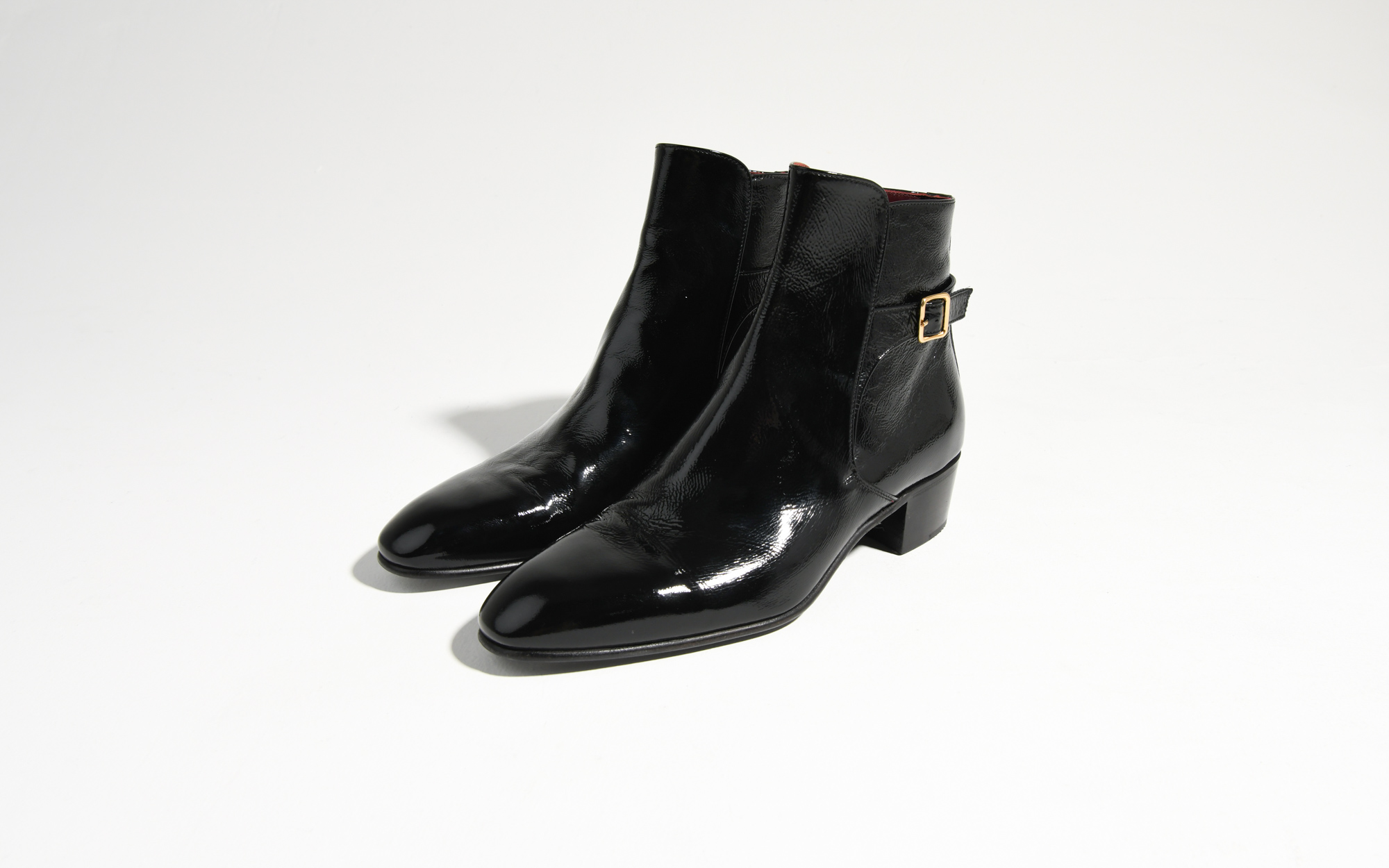 buckled boots in cracked patent leather - black
