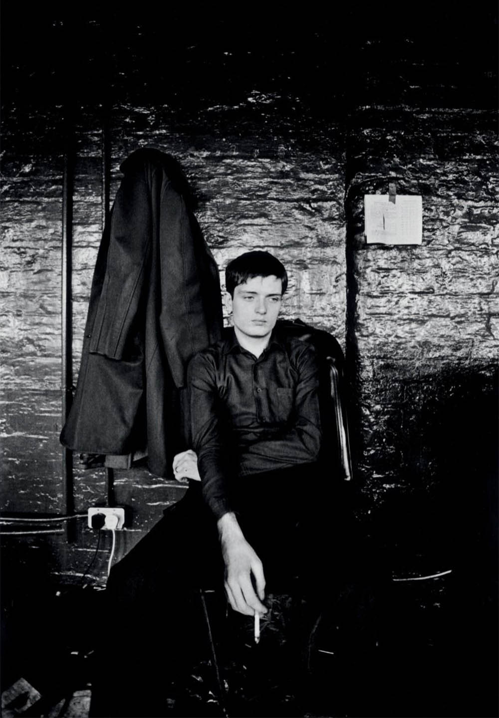 2-Ian-Curtis-par-Kevin-Cummins-Manchester-1979