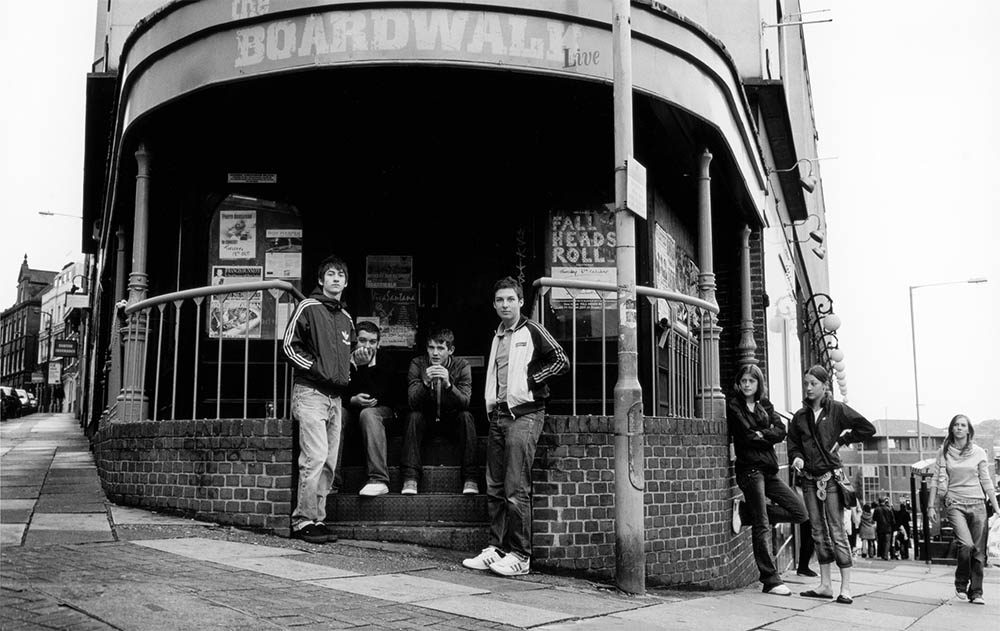 4-Arctic-Monkeys-par-Dean-Chalkley-devant-The-Boardwalk-Sheffield-2005