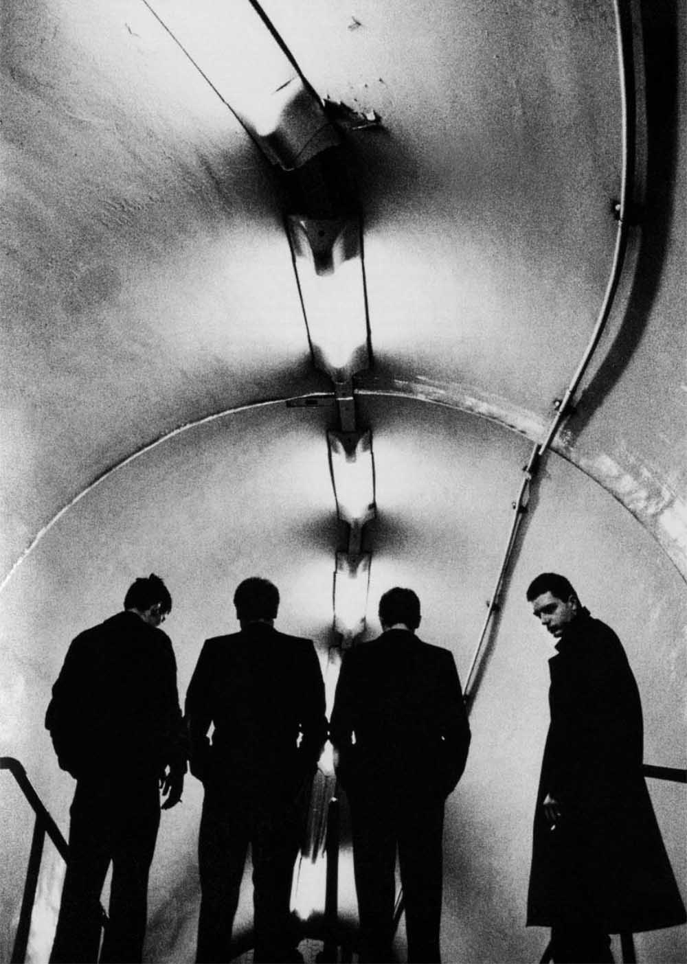 6-Joy-Division-par-Anton-Corbijn-station-Lancaster-Gate-a-Londres-1979-1