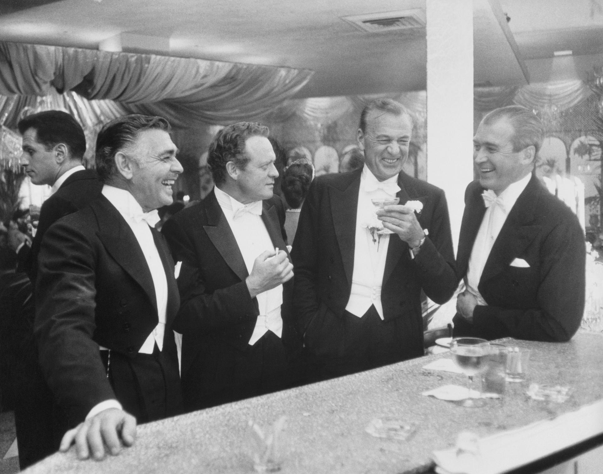 GABLE, Clark, act. HEFLIN, Van, act. COOPER, Gary, act. STEWART, James, act. AARONS Slim, phot. Romanoff’s. 1957.