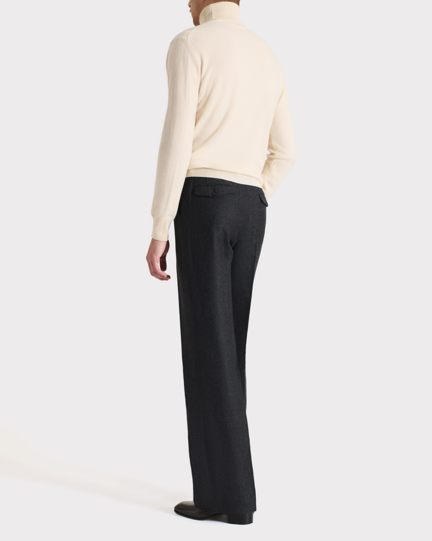 TURTLENECK SWEATER IN CASHMERE – CREAM - Image 4