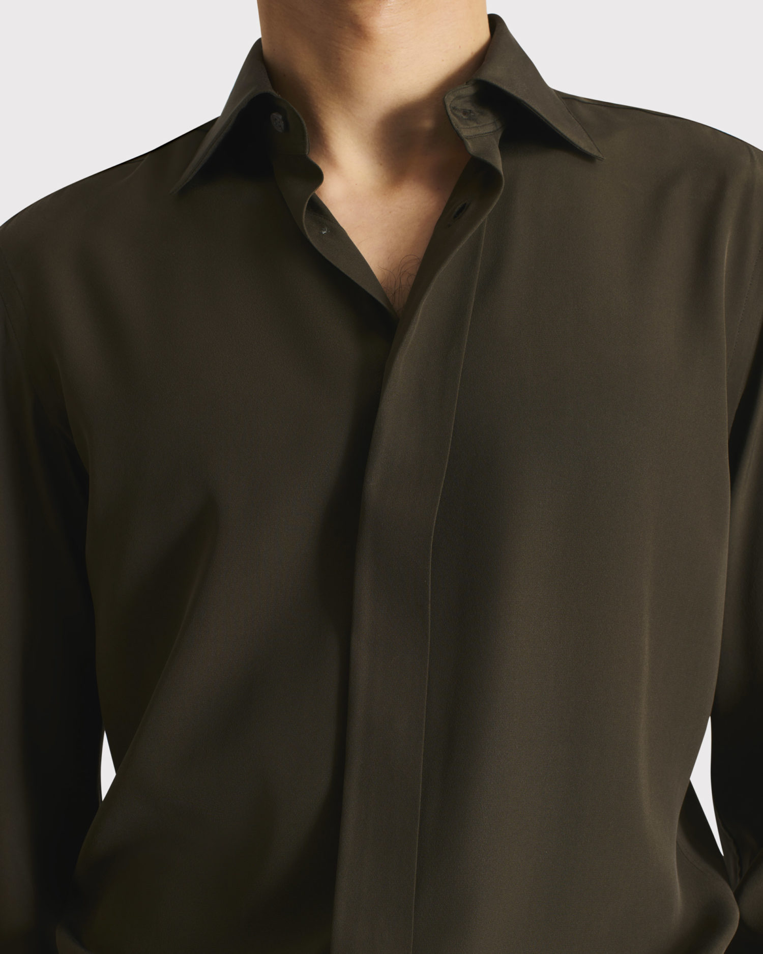 CLASSIC COLLAR SHIRT IN SILK CREPE - OLIVE - Image 5