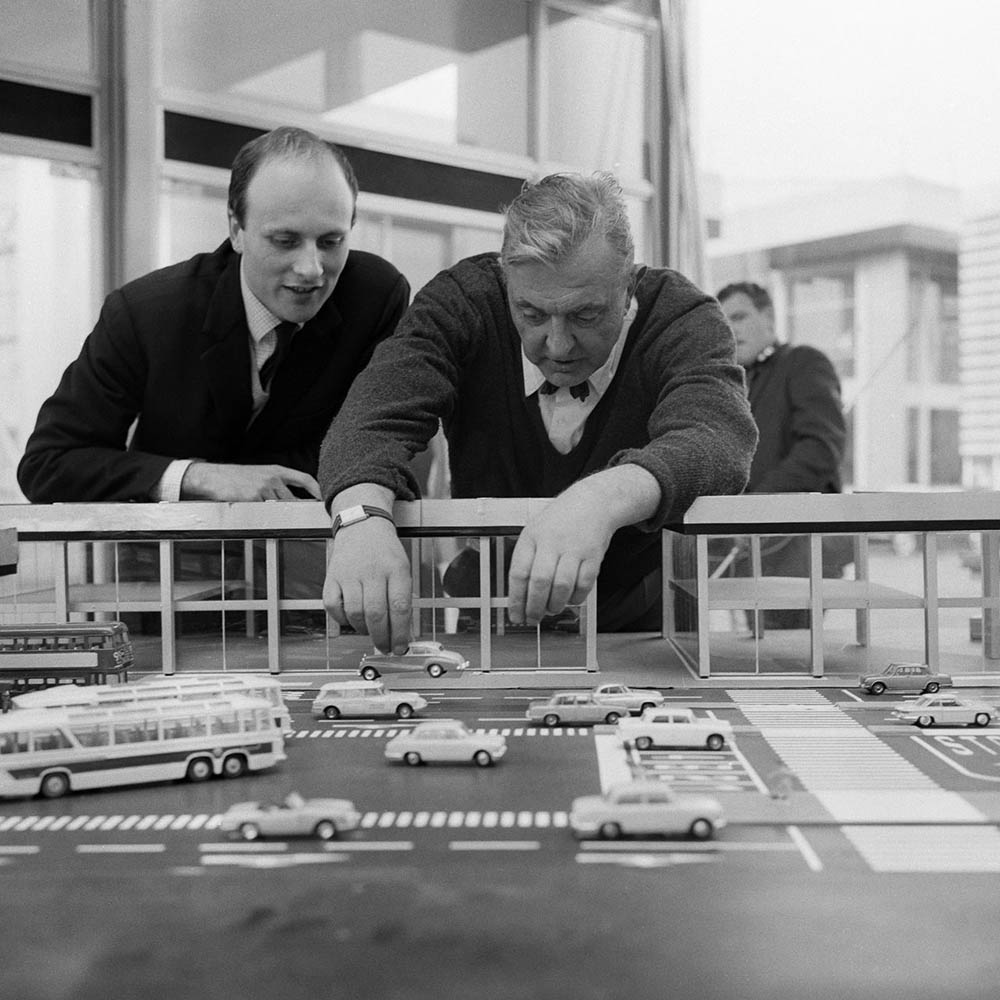 1-Jacques-Tati-organise-le-trafic-tournage-de-Playtime-1967