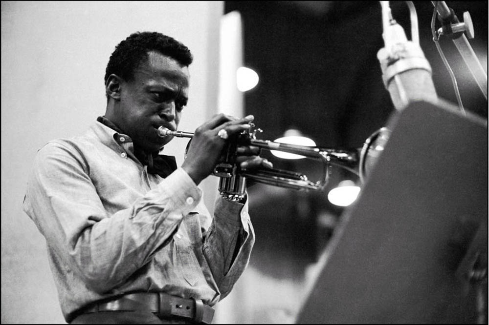 4-Miles-Davis-en-col-boutonne-enregistrant-King-of-Blue-Session-par-Don-Hunstein-Columbias-30th-Street-Studiode-Manhattan-a-New-York-1959