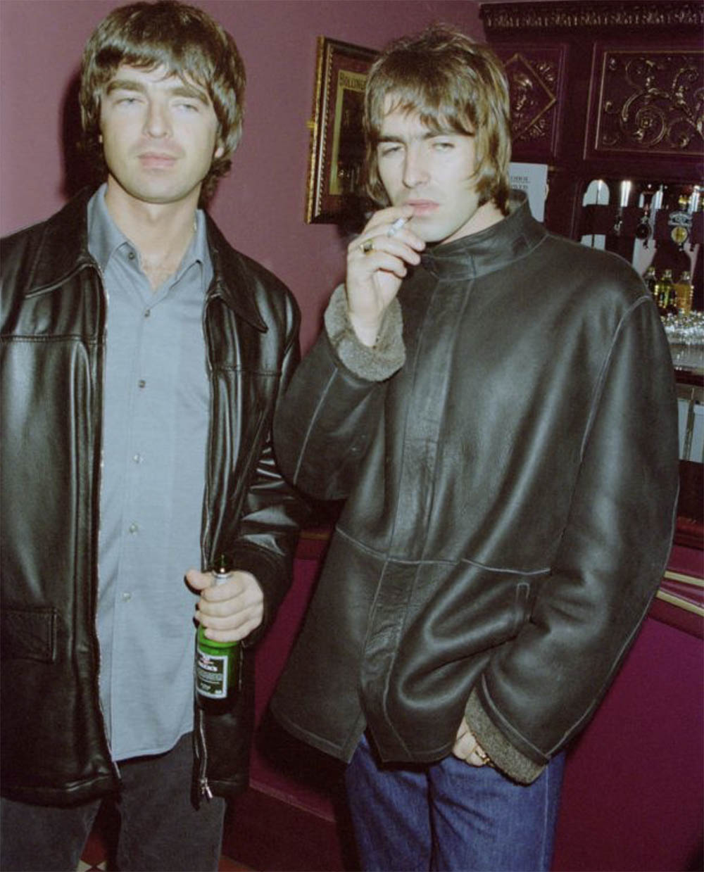 5-Noel-Gallagher-et-Liam-Gallagher-par-Dave-Benett-Londres-1998