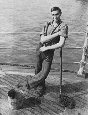 marin de la Us Navy sur le pont d'un navire de guerre. Seconde Guerre mondiale.
