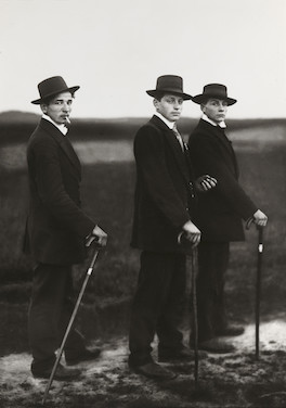 Trois agriculteurs en route vers une danse, 1914  