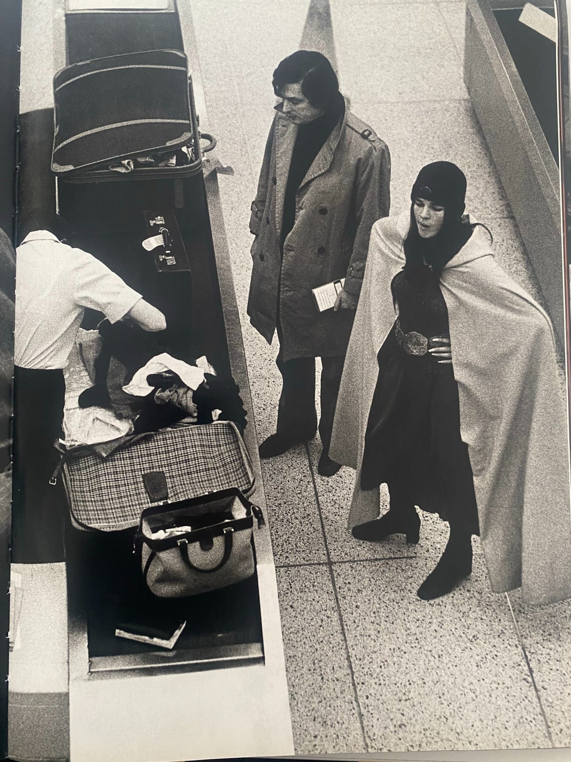 MACGRAW, Ali, act. EVANS, Robert, prod. phot. Customs JFK airport. March, 1971