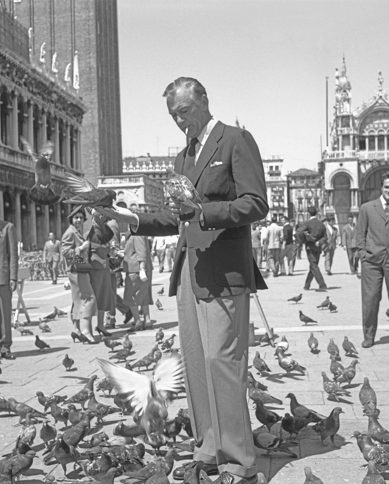 COOPER, Gary, act. Venice. 1955._11zon