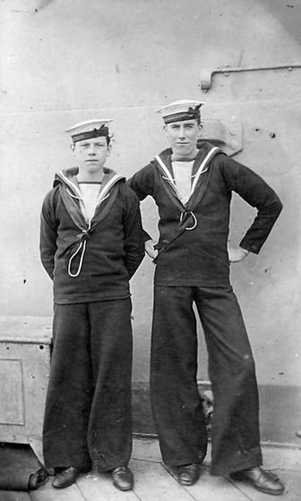 Deux garcons inconnus, vers 1930. Musée H.M.S. Ganges, Ipswitch, Angleterre
