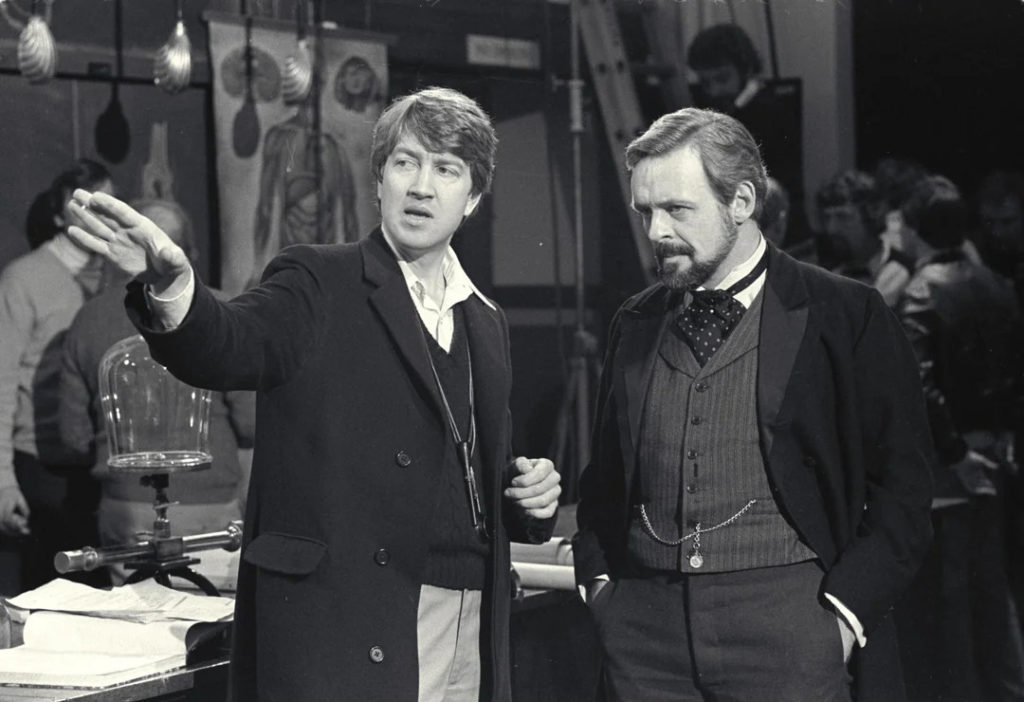 LYNCH, David, dir. HOPKINS, Anthony, act. Sur le tournage d'Elephant Man, 1980